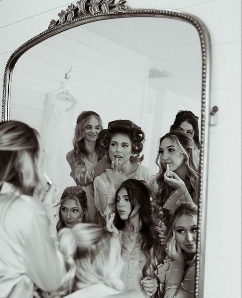 Bride And Bridesmaid Pictures Robes, Bride Group Photos, Bridesmaid First Look Photos, Serious Bridal Party Photos, Bridesmaid Photo Inspiration, Brides Maids Photo Ideas, Bridesmaid Morning Photos, Bridesmaid Poses Getting Ready, Bridesmaids Aesthetic Vintage