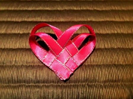 Ribbon Weaving Projects, Ribbon Pins Diy, Ribbon Cards Ideas, Reed Weaving, Pink Ribbon Crafts, Lace Weaving, Hearts Crafts, Easy Origami Flower, Ribbon Sculptures