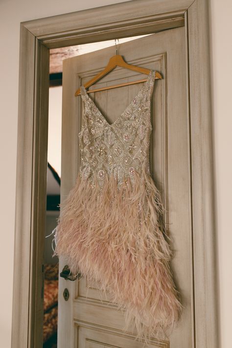 Great Gatsby Wedding | Catoski Photoart | Bridal Musings Wedding Blog 2 Great Gatsby Outfits, Luxury Party Dress, Gatsby Party Outfit, Gatsby Outfit, Gatsby Party Dress, Gatsby Style Wedding, Great Gatsby Theme, Great Gatsby Dresses, Roaring 20s Party