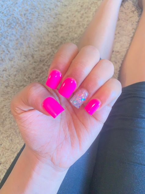 If you want to look good save my pins to give you ideas . To give you ur dream look😍 Short Acrylic Nails Hot Pink, Shorties Nails Pink, Hot Pink Nails Short, Hot Pink Short Nails, Pink Short Nails Ideas, Cute Hot Pink Nails, Short Hot Pink Nails, Cute Baddie Nails Short, Baddie Short Acrylic Nails