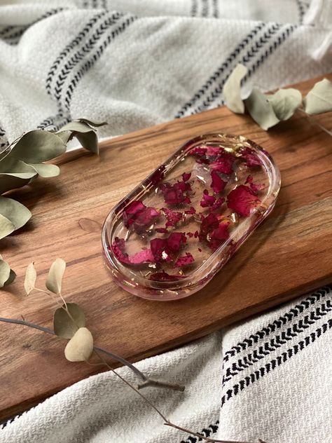 Resin Rose Petal Trinket Tray Dimensions: *Hand wash only   ** Dried Roses Resin, Epoxy Rose Petals, Rose Petal Resin Tray, Roses Resin Art, Resin Trinket Tray Ideas, What To Do With Rose Petals, Trinket Tray Ideas, Rose Resin Art, Resin Art Ideas