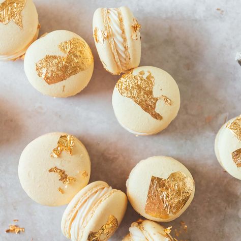 Check out Golden Lemon Macarons recipe and more from Sur La Table! Sur La Table Recipes, Gold Macarons, Pastel Macarons, Lemon Macarons, Macarons Recipe, Macaron Cake, Macaron Flavors, The Best Dessert, Macaron Recipe