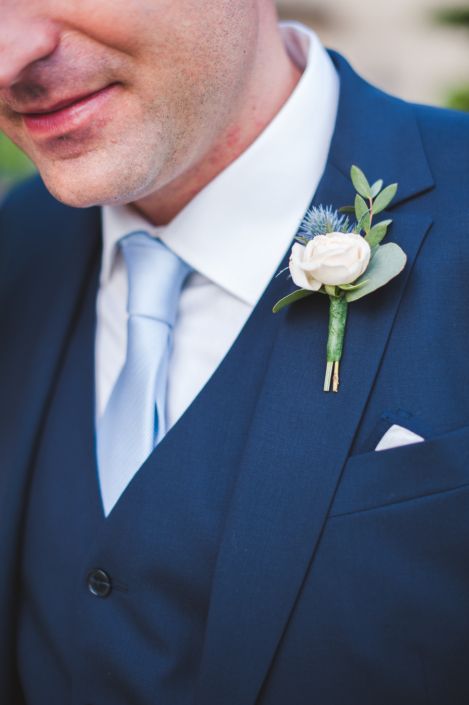 Wedding Flowers White Roses, Romantic Villa, White Rose Boutonniere, Blue Boutonniere, Wedding Boutonnieres, White Boutonniere, Wedding Flowers Roses, Costume Bleu, Groomsmen Boutonniere