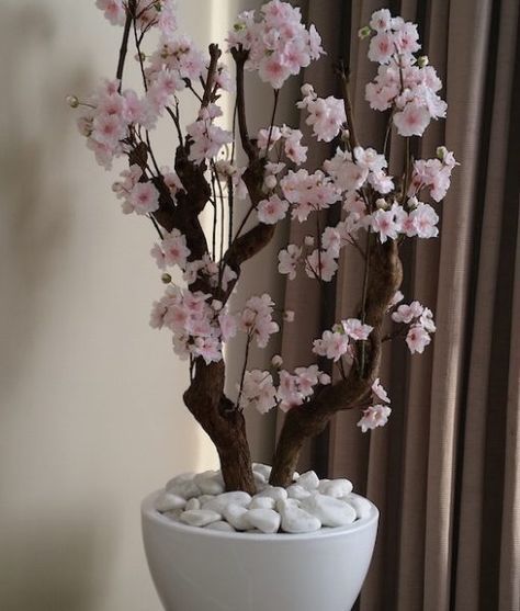 Home decor plants living rooms houseplant Takken Decor, Floor Vase Decor, Home Decor Plants, Tree Branch Decor, Easter Flower Arrangements, Tafel Decor, Decor Plants, Tree Light, Spa Decor