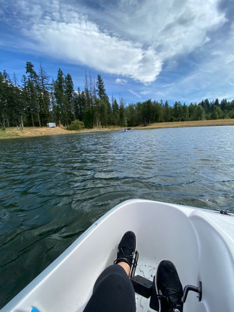 Pedal Boat Aesthetic, Boating Aesthetic Lake, Summer Aesthetic Paddleboard, Kayaking Aesthetic Lake, Lake Aesthetics Summer Friends, Oregon Nature, Pedal Boats, Pedal Boat, Mount Hood