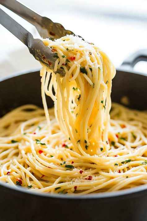 Butter Garlic Spaghetti, Easy Spaghetti Noodle Recipes, Pasta With Light Sauce, Spaghetti Noodle Recipes, Aglio E Olio Recipes, Spaghetti Pasta Recipes, Spaghetti Olio, Garlic Oil Pasta, Light Pasta Sauce