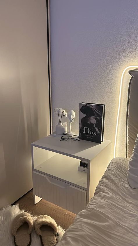 Nightstand Ideas, Bedroom Aesthetics, White Room Decor, Dekorasi Kamar Tidur, Room Redesign, Pinterest Room Decor, Blue Iphone, Cozy Room Decor, Fashion Life