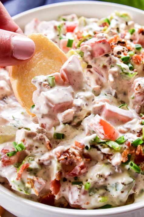 Your favorite sandwich... in dip form! This BLT Dip is an easy, delicious party favorite that's made with just a handful of simple ingredients! Picnic Dips, Football Dip Recipes, Blt Dip Recipe, Football Tailgate Food, Blt Dip, Chicken Blt, Layered Salad Recipes, Layered Salad, Easy Appetizers