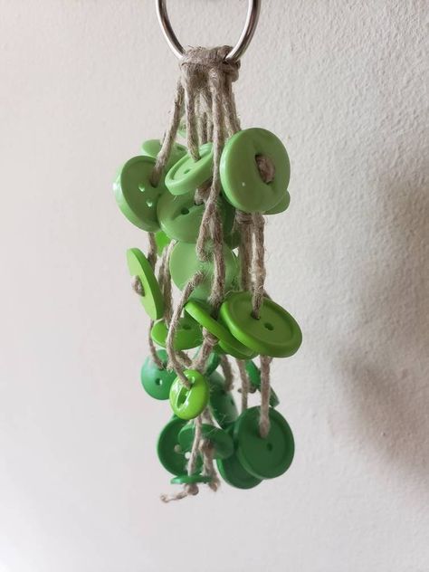 Diy Safe Bird Toys, Diy Toys For Birds, Diy Conure Toys, Macrame Bird Toys, Bird Toy Diy, Diy Bird Toys Cockatiel, Diy Rat Toys Homemade, Diy Bird Toys Parakeets, Homemade Toys For Kids