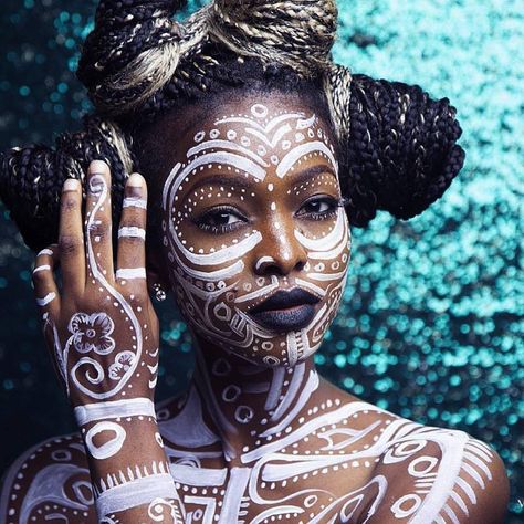 Tribal face paint..YES!! Tattoo Placements, Afrikaanse Kunst, Tattoo Women, Tattoo Girls, African Queen, Afro Punk, Nature Tattoos, White Face, African Beauty