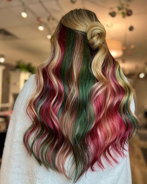 Soft blonde waves with a subtle red and green ombre effect, perfect for the holiday season. This festive style is both playful and elegant, offering a unique way to incorporate holiday colors into your look. Christmas Hair Color Ideas, Christmas Hair Color, Bold Highlights, Holiday Hair Color, Split Dyed Hair, Brown Curls, Hair Tint, Soft Blonde, Blonde Waves