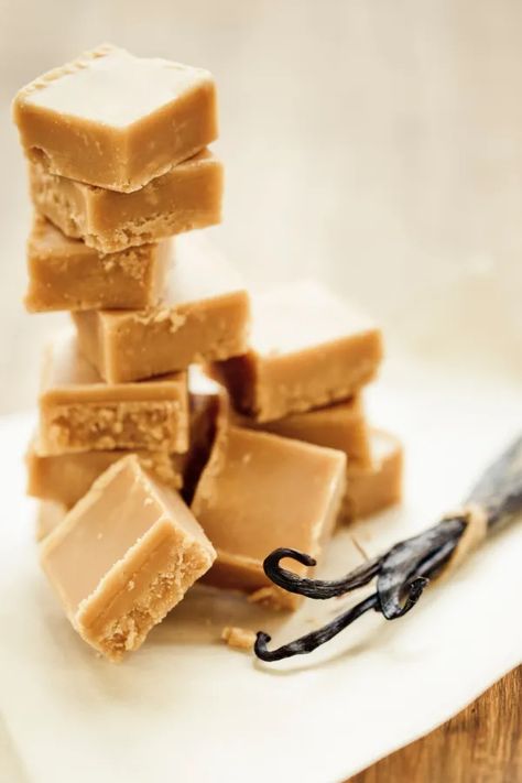 12 Quick and Easy Microwave Fudge Recipes - Pretty Sweet Printables Microwave Fudge Recipes, Quick Fudge Recipe, Carmel Fudge, Microwave Peanut Butter Fudge, Easy Microwave Fudge, Easy Fudge, Peanut Butter Fudge Easy, Microwave Fudge, Vanilla Fudge