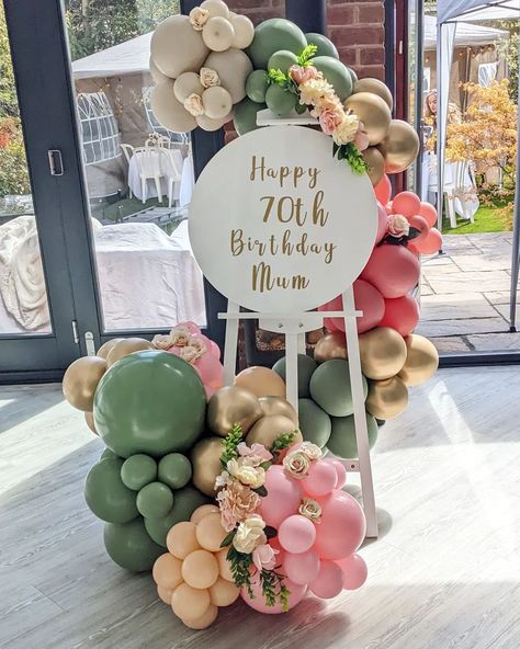 Birthday Decorations 70th Party Ideas, Ideas For A 70th Birthday Party Mom, 70th Birthday Decor Ideas, Garden Ballons Decoration, 70th Party Decorations Ideas, 70th Birthday Party Ideas At Home, Floral 50th Birthday Party, Party For Mom Birthday, Women’s Birthday Party Decorations