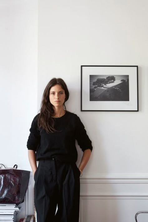 16-At Home With | Interior Designers Charlotte de Tonnac and Hugo Sauzay-This Is Glamorous Svarta Outfits, Minimal Stil, Feminine Tomboy, A Well Traveled Woman, Minimalist Moda, Look Retro, Mode Casual, Stil Inspiration, Looks Black