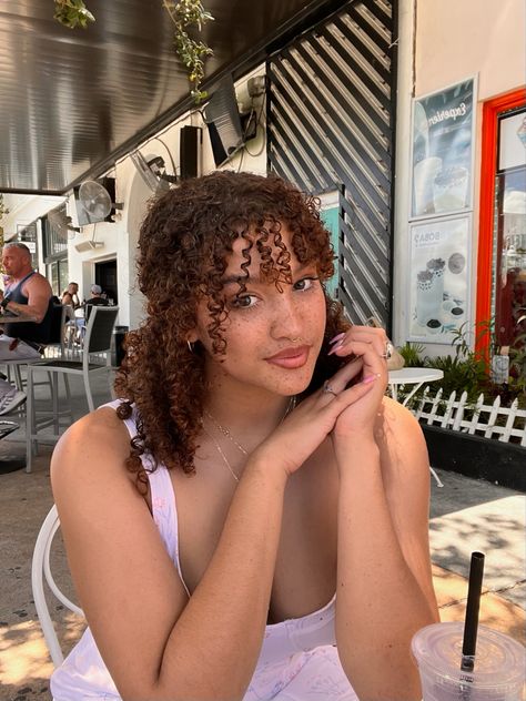 Curly hair redhead ginger hair inspiration Diva Haircut Curly, Curly Hair With Bangs Black Women, Curly Bangstyle Hair Black Women, Short 3b Hair, Curly Hair Styles With Bangs, Bangs And Curly Hair, Natural Hair With Bangs, Copper Curly Hair, Curly Hair Bangs Hairstyles