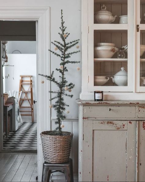 my scandinavian home: 10 Scandi Christmas Decoration Ideas from Mari's Home Scandi Christmas Decorations, Flower Wall Hanging Decor, Room Hanging Decor, Diy Paper Wall Hanging, My Scandinavian Home, Minimalist Christmas Decor, Danish Christmas, Aussie Christmas, Scandinavian Christmas Decorations