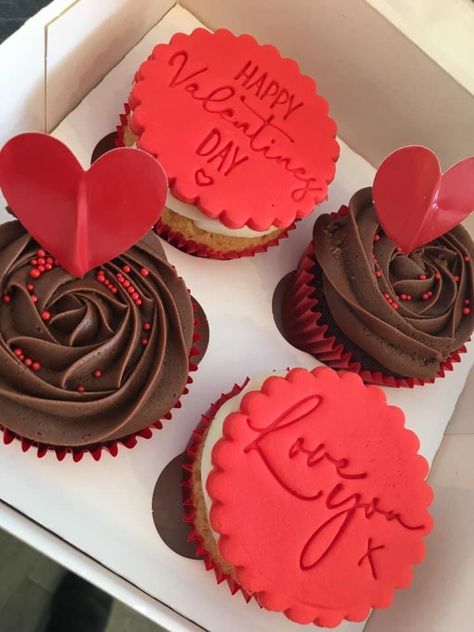 Valentines Cupcakes Aesthetic, Cake For Valentines Day Ideas, Chocolate Valentines Cupcakes, Valentine's Day Pastries, Valentin Cakes Ideas, Valentine Themed Cupcakes, Valentines Day Cupcake Ideas, Valentines Business Ideas, Valentines Mini Cake Ideas