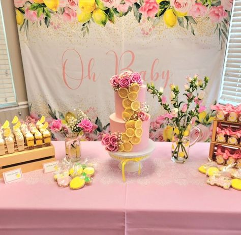 Lemonade Stand Baby Shower Ideas, Main Squeeze Baby Shower Theme, Yellow Baby Shower Decorations, Party Favors Baby Shower, Pink Lemonade Party, Free Baby Shower Games, Paper Party Decorations, Baby Shower Yellow