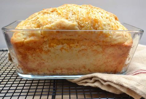 A garlicky cheddar cheese quick bread ready in about an hour from start to finish. Easy, cheesy, foolproof - delicious | www.craftycookingmama.com Quick Cheese Bread, Cheddar Cheese Quick Bread, Cheese Quick Bread, Pain Sans Gluten, Cheese Bread Recipe, Bread Ingredients, Quick Bread Recipes, Cheese Bread, Bread Recipes Homemade