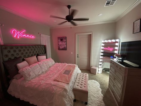 Girl Apartment Decor, Room Organization Bedroom, Luxury Room Bedroom, Pink Bedroom Decor, Pink Room Decor, Classy Bedroom, Apartment Living Room Design, Dream Apartment Decor, Room Redesign