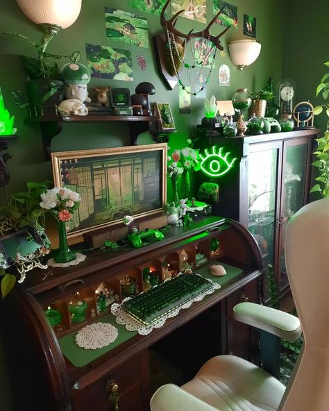 Pc Setup Green Aesthetic, Green Aesthetic Office Ideas, Cottage Core Setup, Maximalist Computer Desk, Unique Gaming Setup, Dark Green Gaming Room, Cottage Core Gaming Room, Frog Gaming Setup, Hobbitcore Desk