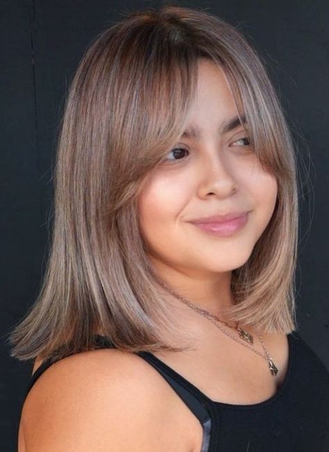 Straight Hairstyle with Curtain Bangs for Round Faces Bangs For Round Face, Flat Hair, Short Straight Hair, Round Face Haircuts, Short Hair Styles For Round Faces, Haircuts Straight Hair, Penteado Cabelo Curto, Short Hair With Bangs, Long Straight Hair