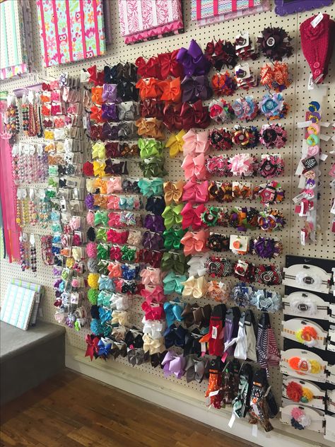 Vendor mall spot, booth, hairbow display #bowtifulblessings Hair Bow Vendor Booth, Hair Bow Business, Hairbow Ideas, Hair Bow Display, Bow Business, Hair Accessories Display, Hair Bow Instructions, Hair Bow Making, Bow Display