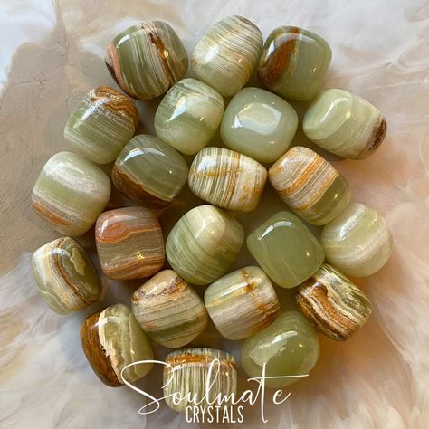 Light Green Crystals, Spiritual Leadership, Crystals Green, Crystal Vibes, Heart Healing, Crystal Aesthetic, Onyx Crystal, Your Higher Self, Spiritual Crystals