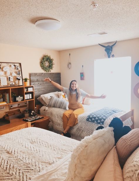 My dorm room at liberty university on east campus! Liberty Dorm Room, Dorm Wall Art Ideas, Liberty University Aesthetic, Room Decor Wall Ideas, Liberty University Dorm, Dorm Room Decor Wall, Decor Wall Ideas, Modern Dorm Room, Campus Dorm