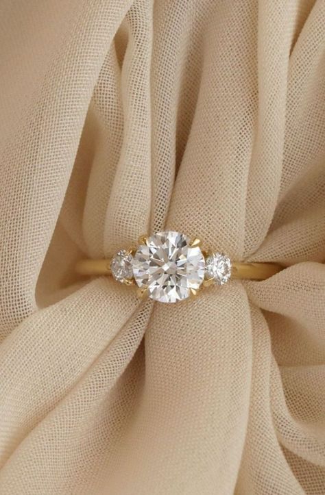 Round Solitaire Engagement Ring Settings, Engagement Goals, خواتم خطوبة, Pretty Engagement Rings, Ring Cuts, Cool Wedding Rings, 3 Stone Engagement Rings, Ring Styles, Engagement Ring Rose Gold