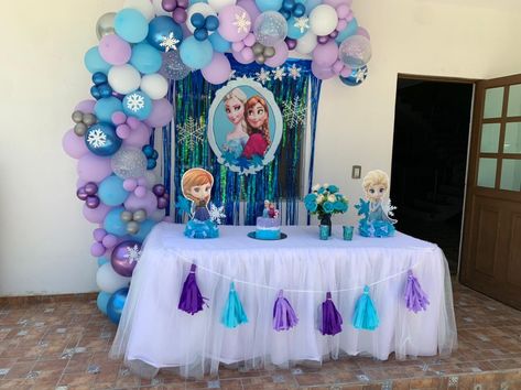 Elsa Frozen Party Decorations, Elsa Birthday Party Decorations Frozen Theme, Elsa Birthday Theme Decoration, 4th Frozen Birthday Party, Elsa 3rd Birthday Party, Fiesta De Frozen Decoration Ideas, Elsa Birthday Party Ideas, Frozen Birthday Decorations, Frozen Birthday Party Decorations