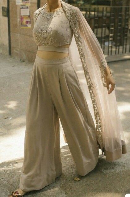 Pinterest: @cutipieanu Simple Anarkali, Trendy Outfits Indian, Nikkah Dress, Traditional Indian Dress, Salwar Kamiz, Indian Dresses Traditional, Indian Gowns Dresses, Indian Bridal Wear, Indian Gowns