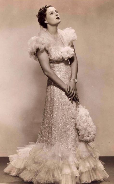 1930s 1925 Fashion, Grace Kelly Dresses, 1930s Fashion Women, Vintage Bridal Fashion, 1930's Dresses, 30s Dress, 1930 Fashion, Fashion Decades, Hollywood Costume