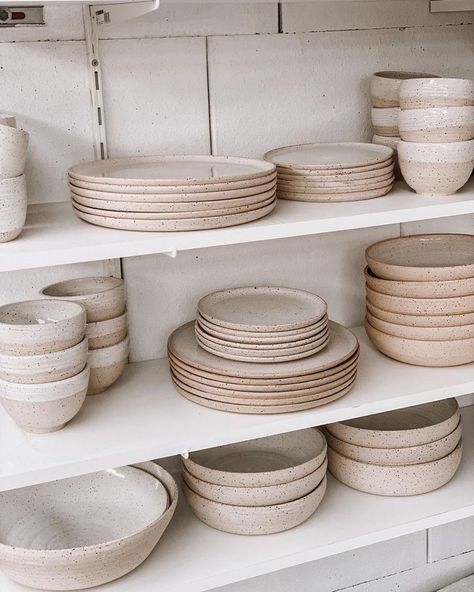 Kitchen Neutral Decor, Neutral Kitchenware, Kitchen Ware Aesthetic, Japandi Pottery, Minimalist Dishes, Dishes Design, Kitchen Crockery, Kitchen Pottery, Crockery Design