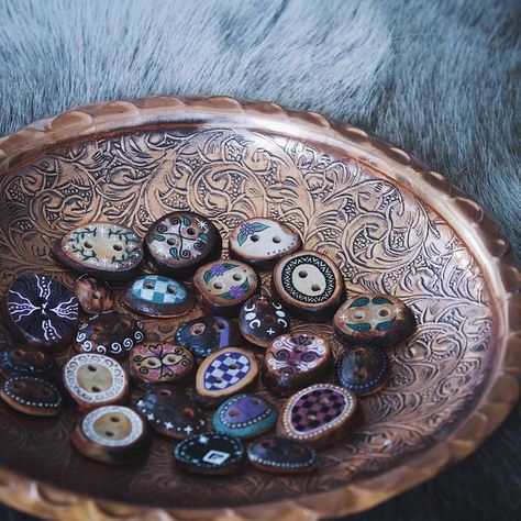 Emilia Fearnley🧚🏼‍♂️🌲 on Instagram: "Buttons made from avocado pits🥑✨ All available in the shop x" Avocado Pit Buttons, Avocado Buttons, Totk Zelda, Aesthetic Crafts, Seed Craft, Avocado Pits, Recycled Buttons, Avocado Seed, Handmade Buttons