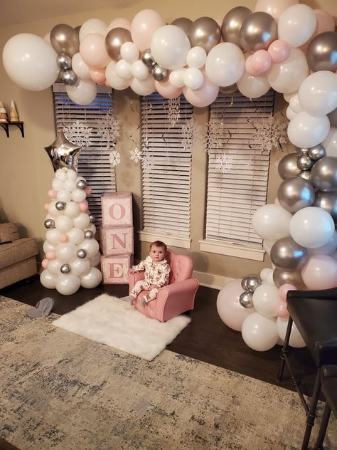 Winter Wonderland Party One Year Old, Christmas Birthday Decor Ideas, Winter Wonderland Party Theme 1st Birthdays, Winter In Onederland Party Ideas, Winter Onederland Balloon Garland, First Birthday Morning Ideas Wake Up, Winter Theme First Birthday, Winter Onederland 1st Birthday, Baby Girl First Birthday Theme January