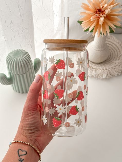 16oz frosted glass beer can comes with a bamboo lid and straw. The bamboo lid includes a sleek proof silicone sleeve which seals your drink in the glasses and prevents leaks.Upgrade Your Drinking tumbler with this Beautiful Strawberries and Daisy Flowers on this Glass Drinking Tumbler-Made with UVDTFC A R E I N S T R U C T I O N S:HAND WASH ONLYNOT MICROWAVE SAFENOT DISHWASHER SAFEDO NOT SOAKLIGHTLY SPUNGE WASHCARE INSTRUCTIONS INCLUDED INSIDE THE CUPS Painted Glass Tumblers, Strawberry Glass Cup, Strawberry Gift Basket, Everything Strawberry, Aesthetic Glass Bottle, Strawberry And Flowers, Strawberry Cups, Glass Tumbler Design, Painting Glass Jars