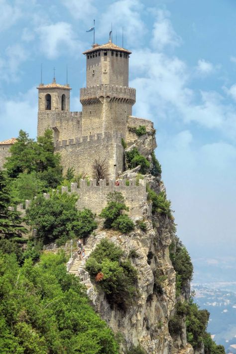 Italy Itinerary 10 Days, Castles Of The World, Fantasy Castles, 10 Days In Italy, Castles To Visit, European Castles, Castle Tower, Italy Itinerary, Chateau France