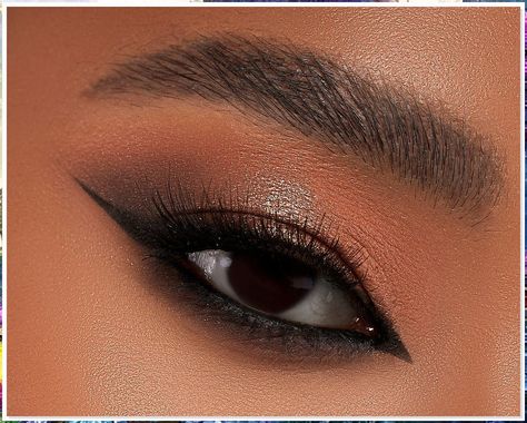 Looking to create a professional look with your eyeshadow? Check out our comprehensive range of bases and primers to help you get the perfect finish every time. Eye Shadow Simple, Smoky Brown Eye Makeup, Round Eyeshadow, Baby Shower Makeup, Eyeshadow Blending Brush, Natural Eyeshadow Palette, Eyeshadow Blending, Nude Eyeshadow Palette, Neutral Eye Makeup