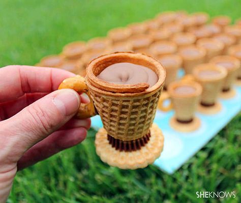 Edible teacup cookies recipe Teacup Cookies, Dolci Finger Food, Tea Cup Cookies, Edible Cups, Läcker Mat, Snacks Für Party, Willy Wonka, Party Desserts, Chocolate Factory