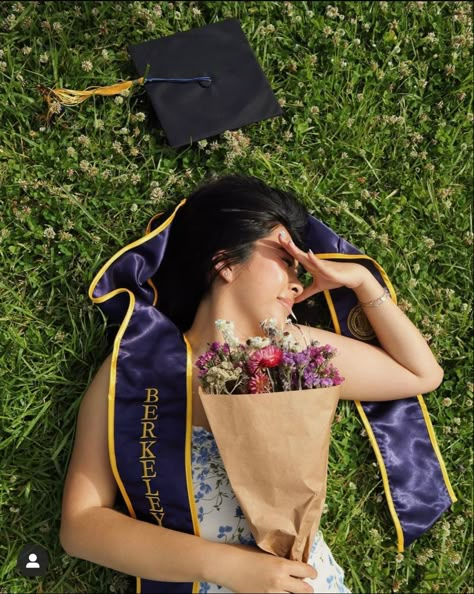 Funny Senior Picture Ideas, Cute Grad Photos, Graduation Pictures Instagram, Outside Graduation Picture Ideas, Graduation Pictures Masters, Vintage Graduation Pictures, Foto Graduation, Fun Graduation Pictures, Unique Graduation Pictures