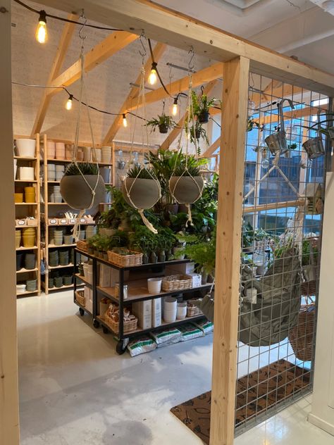 Plant Nursery Ideas Display Garden Centre, Greenhouse Retail Displays, Plant Retail Display, Outdoor Retail Display, Plant Store Display, Garden Shop Display, Plant Store Ideas, Small Plant Shop, Plant Shop Ideas