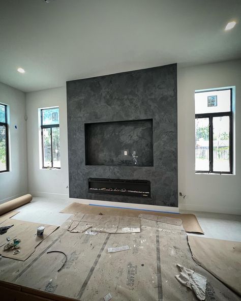 Venetian Plaster Media Wall, Plaster Tv Wall, Black Venetian Plaster, Venetian Plaster Fireplace, Concrete Wall Design, Plaster Fireplace, Fireplace Modern Design, Fireplace Bedroom, Lime Plaster