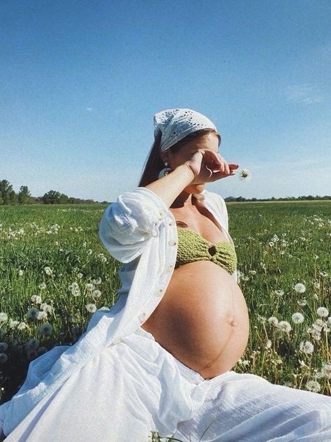 Maternity Photos On Film, Cool Maternity Shoot, Park Maternity Shoot, Candid Maternity Shoot, Plisse Set Outfit, Earthy Maternity Photos, Pregnancy Photoshoot Outdoor, Dreamy Maternity Shoot, Ethereal Maternity Shoot