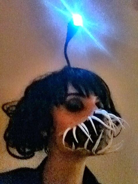 IT'S AN ANGLERFISH COSTUME!! awesome!! Angler Fish Aesthetic, Halloween Costumes Ideas Scary, Angler Fish Costume, Teeth Makeup, Teeth Mask, Haunted House Makeup, Fish People, Halloween Teeth, Makeup Zombie