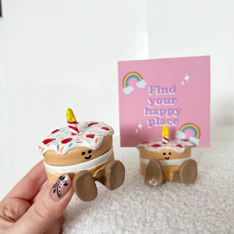 They’re just so cute 🎨🎂 cake Polaroid photo holders #clay #clayart #clayideas #artistsoninstagram #smallbusiness #cake #kawaii #etsyseller #etsyshop #handmade #handpainted #photoholder #polaroid #photoframe Diy Clay Polaroid Holder, Polymer Clay Polaroid Holder, Diy Clay Photo Holders, Ceramic Polaroid Holder, Air Dry Clay Polaroid Holder, Clay Cake Ideas, Ceramic Photo Holder, Clay Polaroid Holder, Cake Polaroid