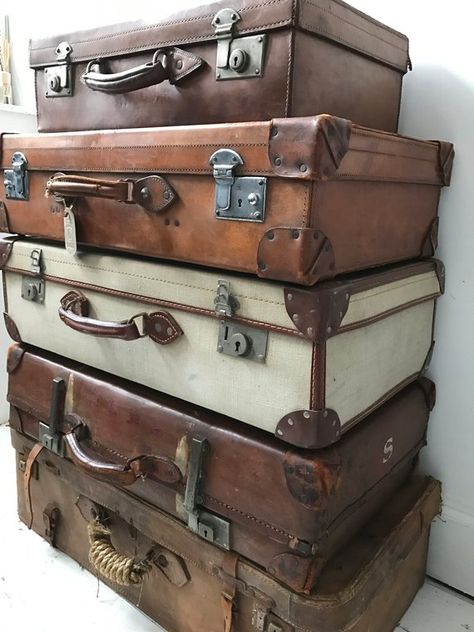 Lovely old brown leather suitcases. Excellent photography props! @anthileoni Luggage Vintage, Suitcase Decor, Cute Suitcases, Leather Suitcase, Old Suitcases, Vintage Props, Vintage Suitcases, Vintage Trunks, Vintage Suitcase