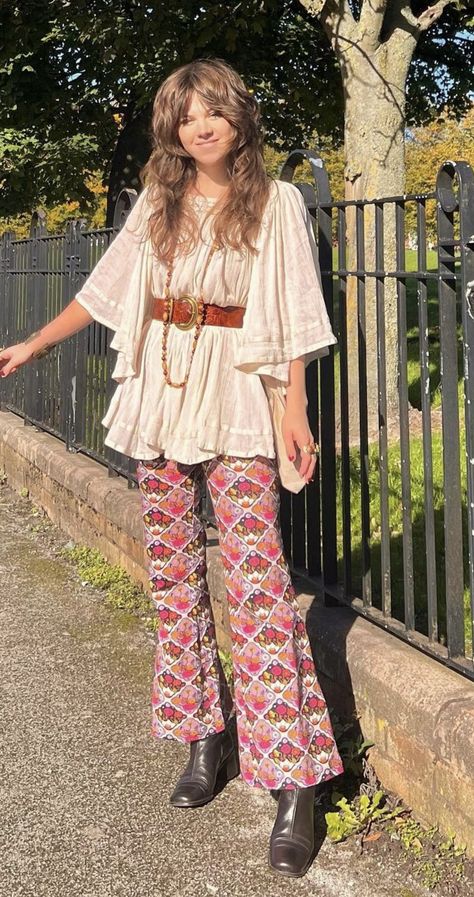 1970s Jeans Outfit, 70s Kimono Outfit, Cute 70s Dresses, 60s Woodstock Fashion, Retro Outfits 60s Style Women, 60s Hippy Fashion, Boho Outfits 70s, 70s Women Aesthetic, 60s Woman Aesthetic