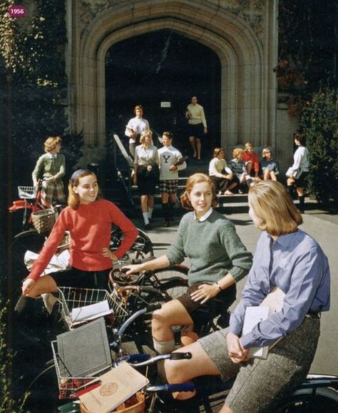 The Seven Sisters Look from the late early Wool Bermuda shorts paired switchable knit knee length socks, topped off with white blouses with Peter Pan ... Prep School Style, Ivy League Aesthetic, New England Prep, Preppy Handbook, Persona Feliz, Estilo Ivy, White Blouses, College Aesthetic, Ivy League Style