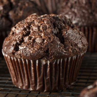 Homemade Dark Chocolate Muffins to Eat at Breakfast Bran Muffin Recipes, Homemade Dark Chocolate, Double Chocolate Muffins, Vegetarian Bake, Sweet Muffin, Bran Muffins, Baking Cocoa, Cooking Chocolate, Snacks Für Party